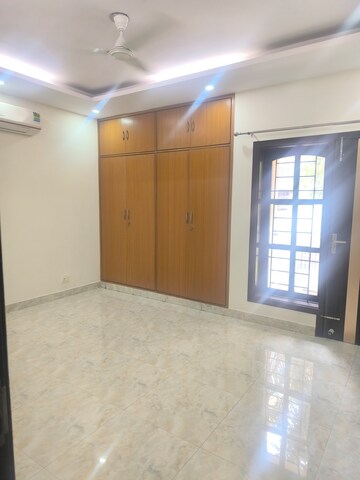Room in 4 BHK Apartment at Vasant Kunj – for Rent