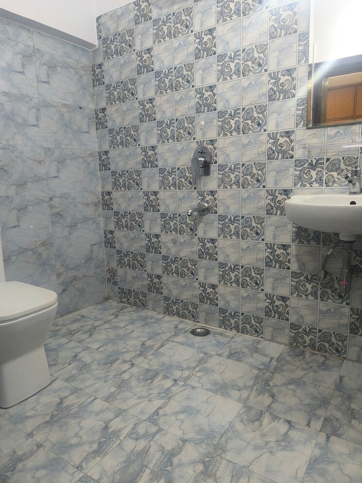 Bathroom, vasant kunj 4 Bedroom 1800 Sq.Ft. Apartment In Vasant Kunj Delhi 9117219