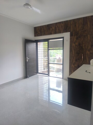 Room in 3.5 BHK Apartment at Vasant Kunj – for Rent