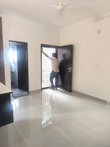 Room in 3.5 BHK Apartment at Vasant Kunj – for Rent