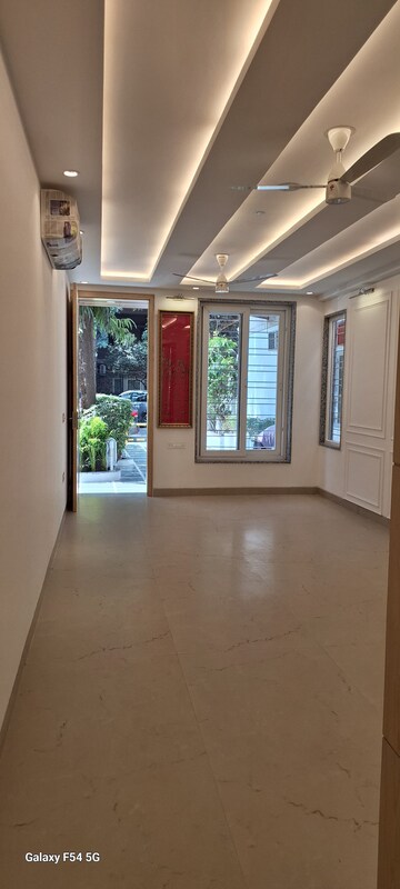 Room in 4 BHK Apartment at Vasant Kunj – for Rent