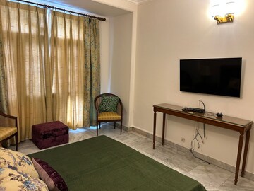 Bedroom in 5 BHK Villa at Defence Colony – for Rent