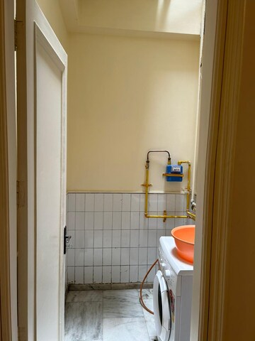 Bathroom in 6+ BHK Villa at Defence Colony – for Rent