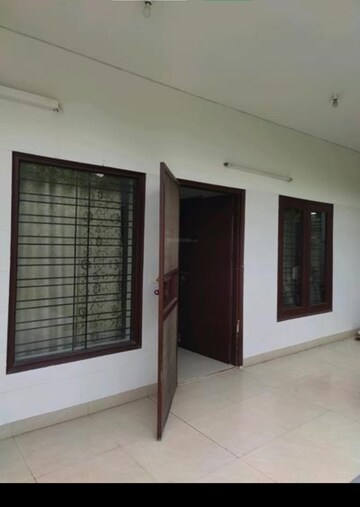 Room in 3.5 BHK Independent House at Super MIG, Sector 105 – for Rent