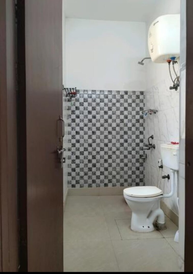 Bathroom, super-mig 3.5 Bedroom 2000 Sq.Ft. Independent House In Sector 105 Noida 9117342