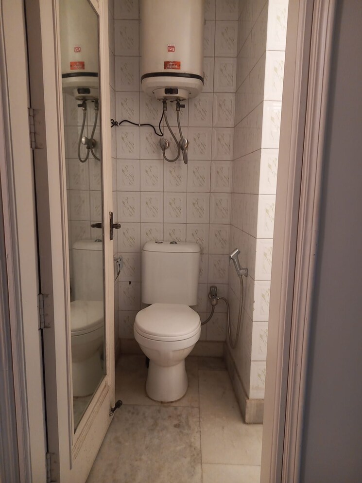 Attached Bathroom, nizamuddin 4 Bedroom 500 Sq.Yd. Villa In Nizamuddin Delhi 9117426