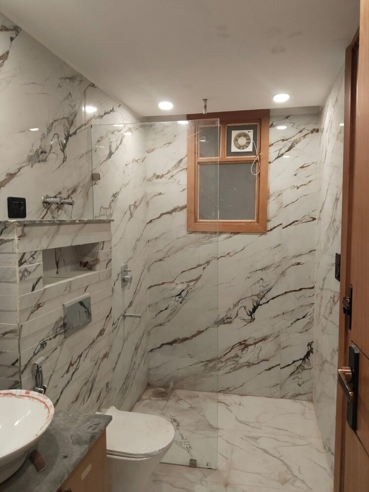 Bathroom, vasant kunj 6+ Bedroom 1000 Sq.Yd. Independent House In Vasant Kunj Delhi 9117431
