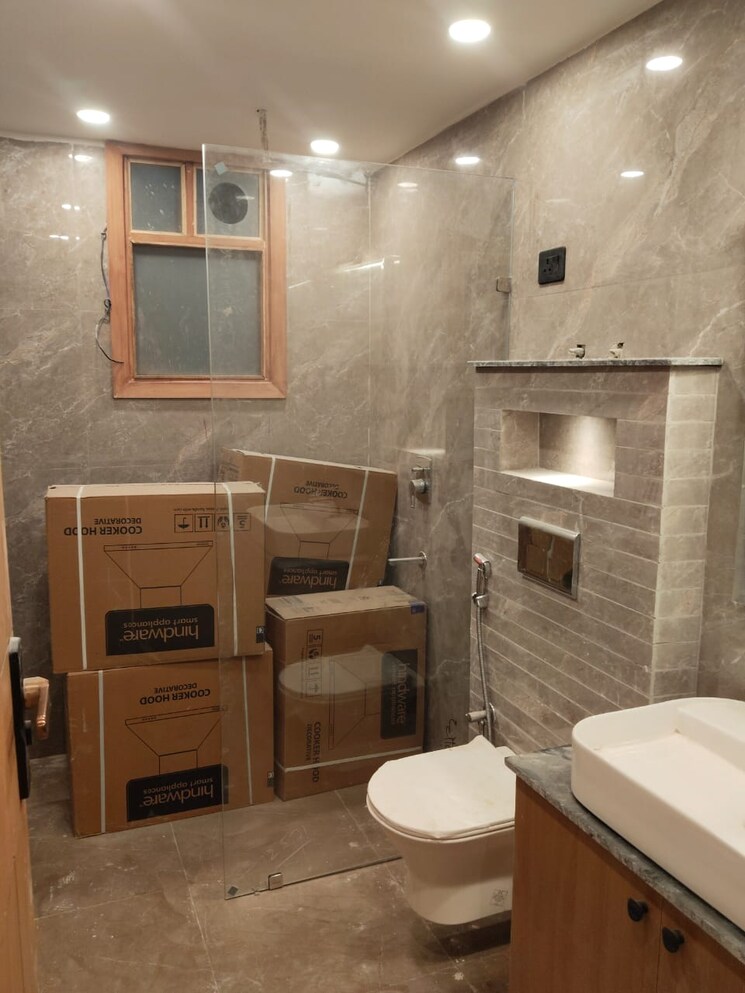 Bathroom, vasant kunj 6+ Bedroom 1000 Sq.Yd. Independent House In Vasant Kunj Delhi 9117431