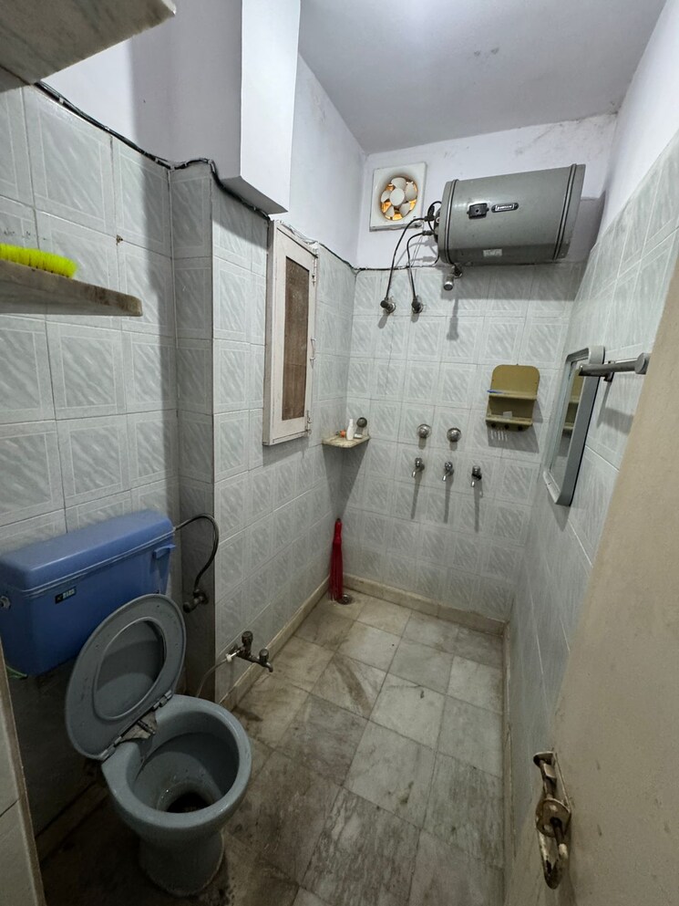 Bathroom, janakpuri 3 Bedroom 1620 Sq.Ft. Apartment In Janakpuri Delhi 9117448