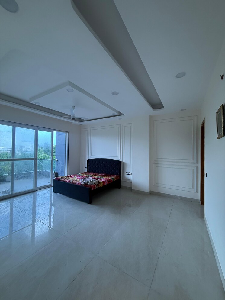 Room, shanti kunj 4 Bedroom 500 Sq.Yd. Builder Floor In Shanti Kunj Delhi 9117460