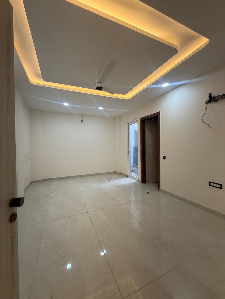 Room, shanti kunj 4 Bedroom 500 Sq.Yd. Builder Floor In Shanti Kunj Delhi 9117460