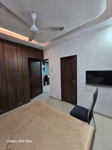 Room in 3 BHK Apartment at Khar West – for Sale
