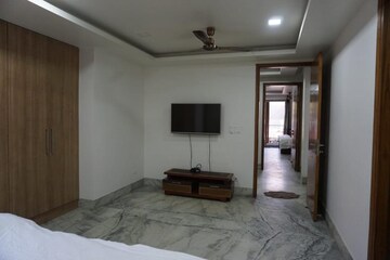 Room in 4 BHK Apartment at Vasant Kunj – for Rent