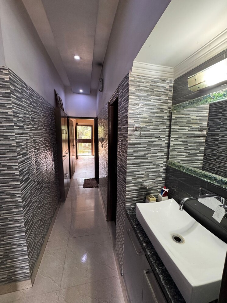 Attached Bathroom, janakpuri 5 Bedroom 1800 Sq.Ft. Apartment In Janakpuri Delhi 9117514