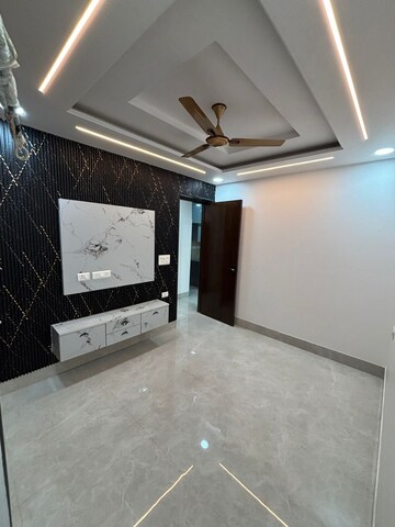 Room in 3 BHK Apartment at Janakpuri – for Rent