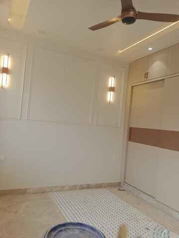 Room in 4 BHK Builder Floor at Janakpuri – for Sale