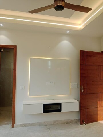 Furnished Amenities in 4 BHK Builder Floor at Janakpuri – for Sale