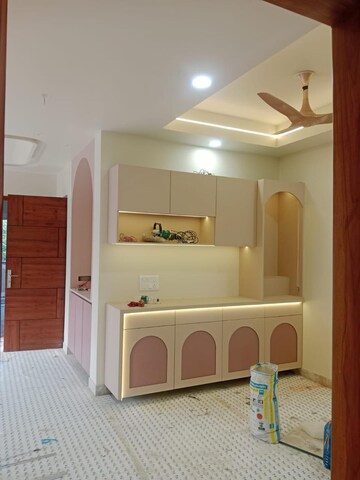 Furnished Amenities in 4 BHK Builder Floor at Janakpuri – for Sale