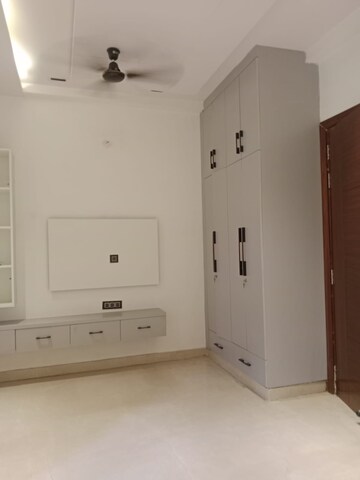 Furnished Amenities in 2 BHK Builder Floor at Janakpuri – for Rent