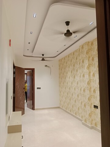 Room in 2 BHK Builder Floor at Janakpuri – for Rent
