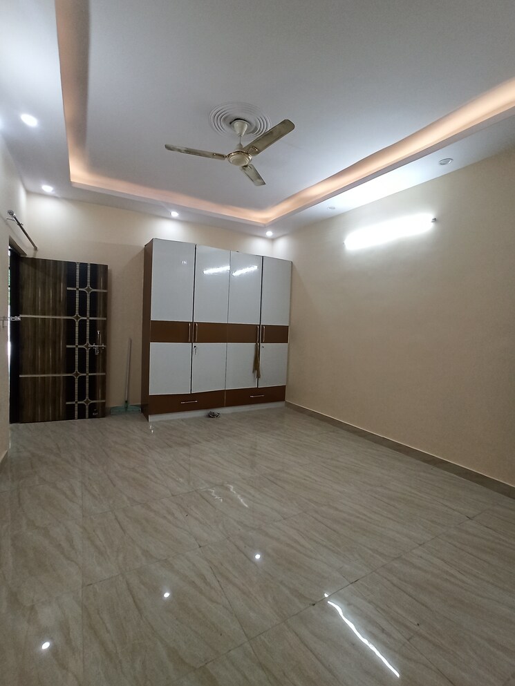 Room, sector 116 2 Bedroom 250 Sq.Mt. Independent House In Sector 116 Noida 9117607