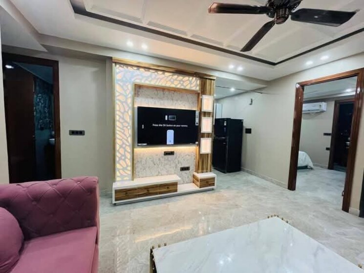  Parking, freedom fighters enclave 1 Bedroom 700 Sq.Ft. Builder Floor In Freedom Fighters Enclave Delhi 9117855