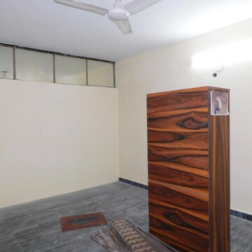 Room in 2 BHK Builder Floor at DLF The Royalton Tower, Golf Course Road – for Rent