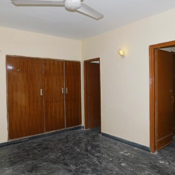 Room in 2 BHK Builder Floor at DLF The Royalton Tower, Golf Course Road – for Rent
