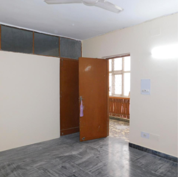 Room in 2 BHK Builder Floor at DLF The Royalton Tower, Golf Course Road – for Rent