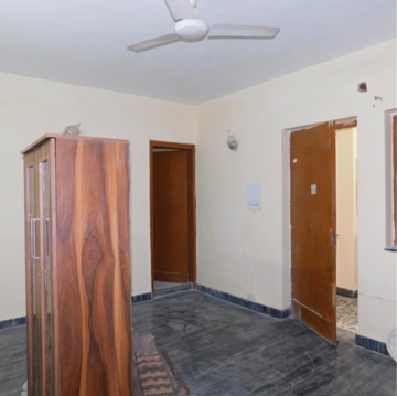 Bedroom in 2 BHK Builder Floor at DLF The Royalton Tower, Golf Course Road – for Rent
