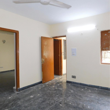 Room in 2 BHK Builder Floor at DLF The Royalton Tower, Golf Course Road – for Rent