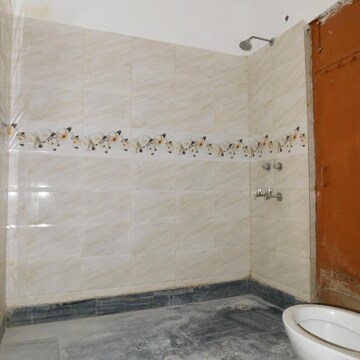 Bathroom in 2 BHK Builder Floor at DLF The Royalton Tower, Golf Course Road – for Rent