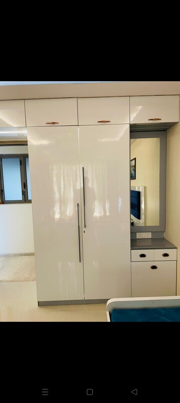 Room in 2 BHK Apartment at Kalpataru Paramount, Kapur Bawdi – for Rent
