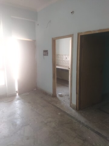 Room in 2 BHK Apartment at Gomti Nagar – for Rent