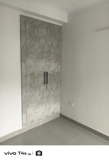 Room in 3 BHK Apartment at Gaur City-2, Gaur City 2 – for Rent