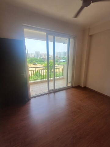 Room in 3 BHK Apartment at Gaur City-2, Gaur City 2 – for Rent