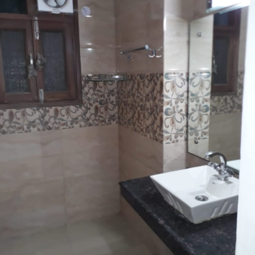 Bathroom in 2 BHK Builder Floor at DLF Regency Park I, Dlf Phase iv – for Rent
