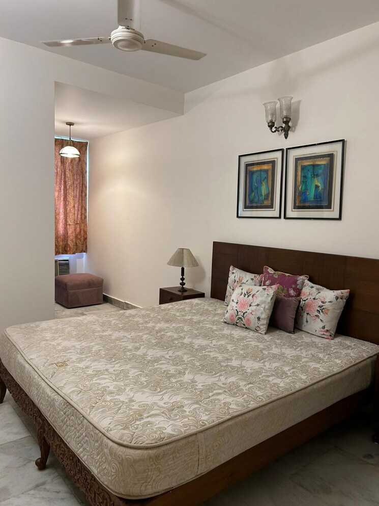 Bedroom, defence colony 3 Bedroom 328 Sq.Yd. Builder Floor In Defence Colony Delhi 9118673