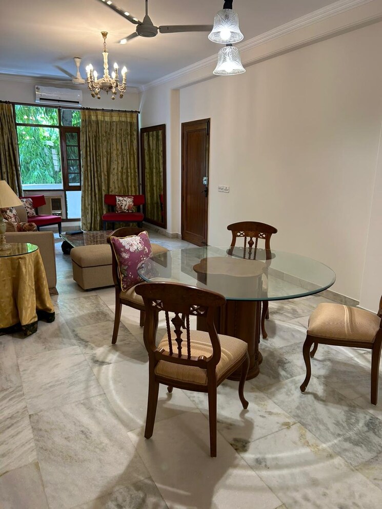 Living Room, defence colony 3 Bedroom 328 Sq.Yd. Builder Floor In Defence Colony Delhi 9118673