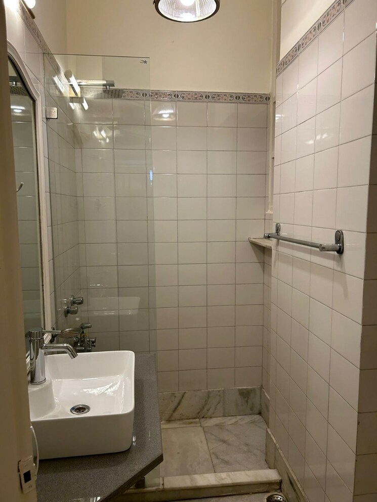 Bathroom, defence colony 3 Bedroom 328 Sq.Yd. Builder Floor In Defence Colony Delhi 9118673