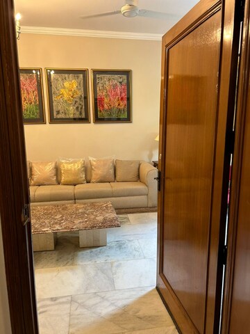 Furnished Amenities in 3 BHK Builder Floor at Defence Colony – for Rent
