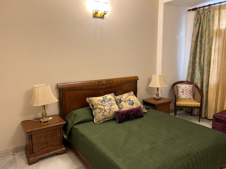 Living Room, defence colony 3 Bedroom 328 Sq.Yd. Builder Floor In Defence Colony Delhi 9118673