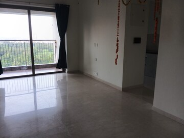 Room in 2 BHK Apartment at Kalpataru Paramount, Kapur Bawdi – for Rent