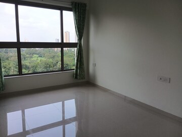 Room in 2 BHK Apartment at Kalpataru Paramount, Kapur Bawdi – for Rent