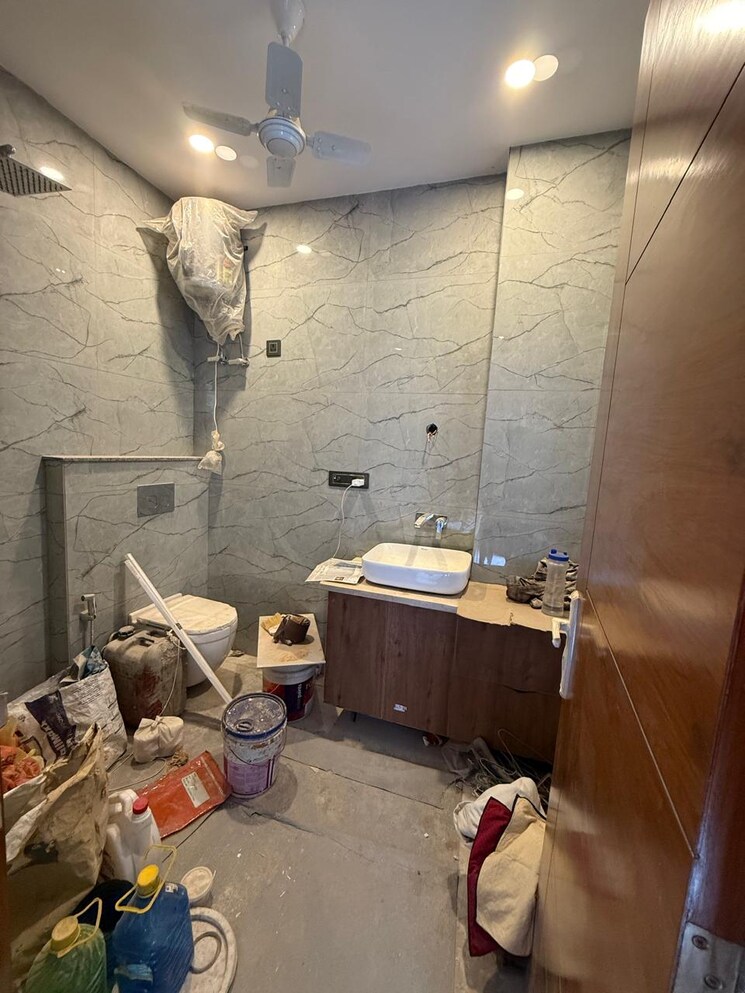 Bathroom, chittaranjan park 3 Bedroom 160 Sq.Yd. Builder Floor In Chittaranjan Park Delhi 9118807