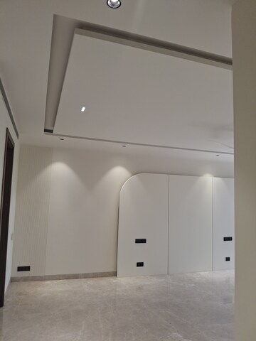 Furnished Amenities in 3 BHK Builder Floor at Sushant Lok I – for Sale