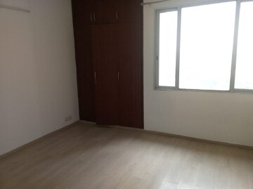 Room in 2.5 BHK Apartment at Ireo Uptown, Sector 66 – for Rent