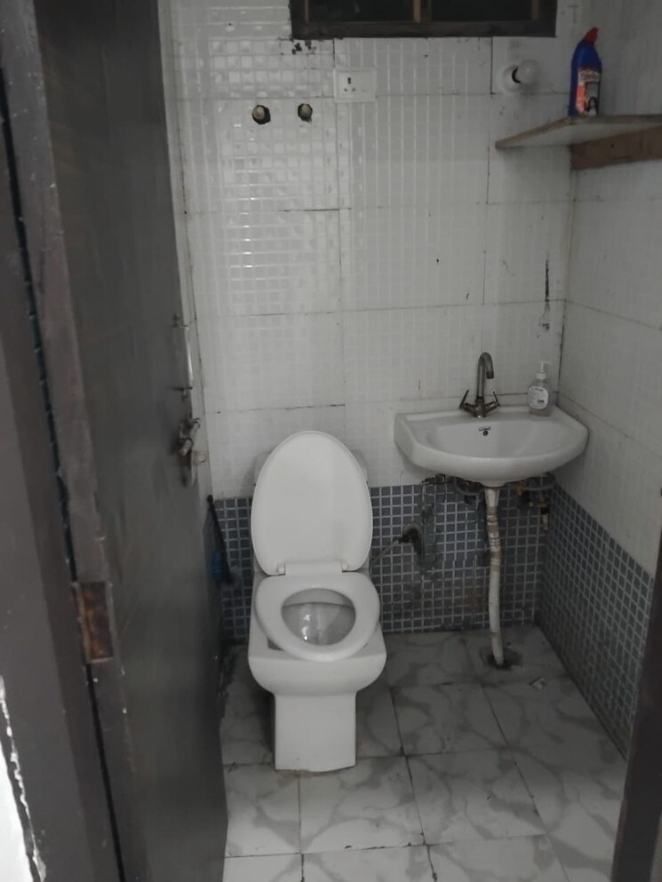 Bathroom, surya-homes-noida 2 Bedroom 1000 Sq.Ft. Builder Floor In Sector 72 Noida 9119068