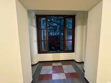 Bedroom in 4 BHK Apartment at Tardeo – for Rent
