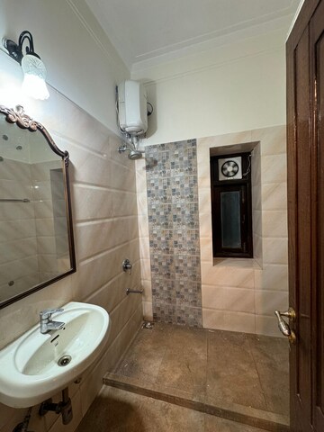 Bathroom in 4 BHK Apartment at Tardeo – for Rent